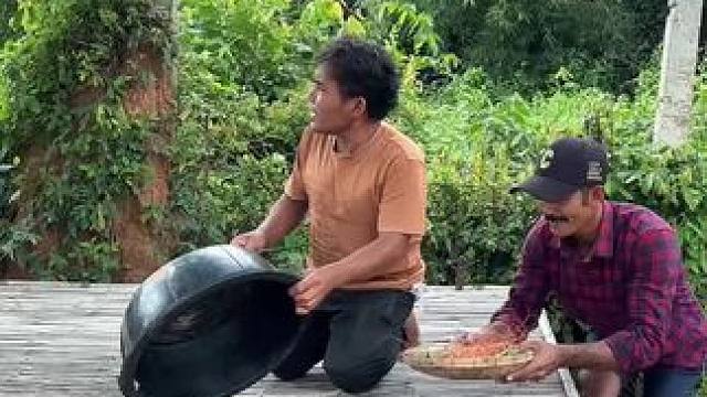 贪心的矮子想一个人吃饭 #东南亚矮子 #我的乡村生活 #看一遍笑一遍