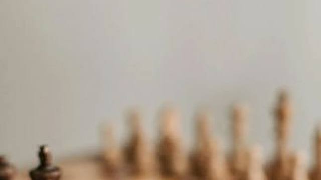 学棋到底可不可以提高数学成绩？ 学棋，尤其是像国际象棋、围棋这样的策略性棋类游戏，对成绩的提高其实是