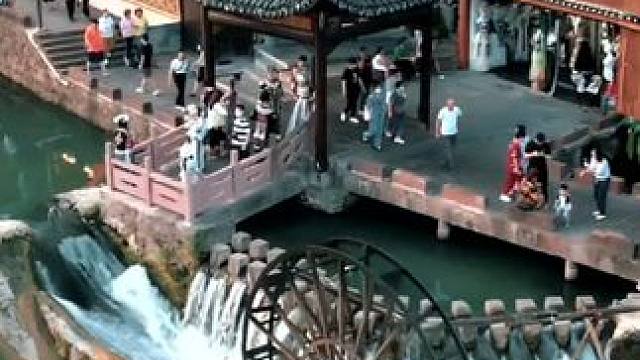 总要带上心爱的人来一趟凤凰古城吧！远离城市喧嚣，寻找梦里江南，感受苗寨的人文风情。#凤凰古城 #苗寨