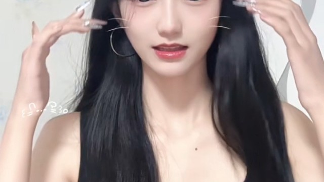 别人眉来眼去，我只偷看你一眼