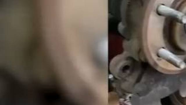 转载国外博主的修车搞笑视频第六集#热门 #修车搞笑段子 #搞笑合集 #修车日常 #国外生活