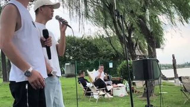 #户外唱歌 好兄弟一起合作深情演唱