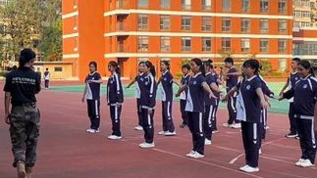 初中生，他们的接受能力很快，时间观念很强，小跑来小跑去，课堂上他们刻苦学习，武术课他们变身武术奇才意