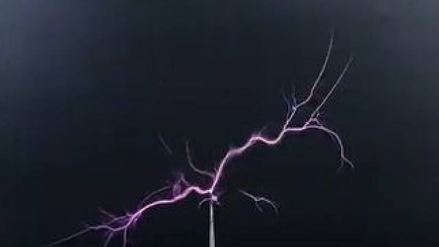 请叫我电音树叶~~~ #特斯拉线圈 #玩个很新的东西