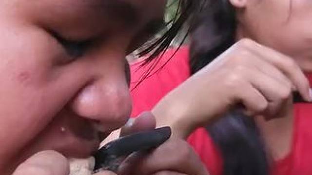 采摘野梨果实，晚餐烹制大蛋鱼，鱼蛋汤好吃 #山野日记 #野外生活纪录片 #荒野求生 #热点