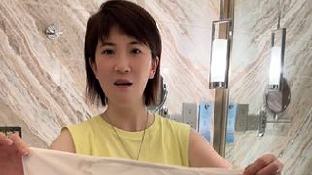 这俩孩子真是不会过日子！用这个白色洗衣液洗洗，你说能有多费事啊！