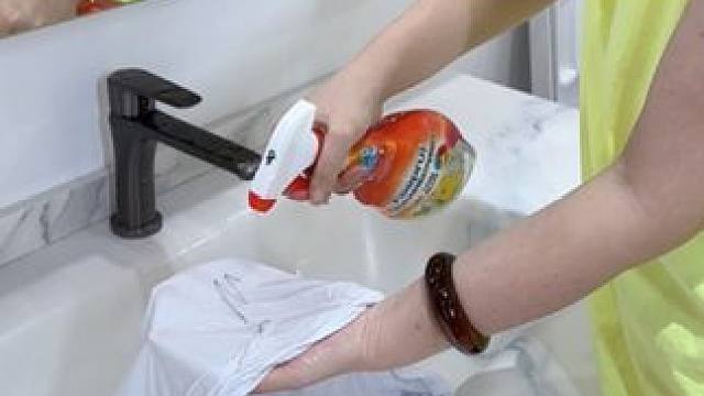 衣领净真是妈妈的好帮手，不想手搓的，喷上之后，放进洗衣机直接机洗就可以！