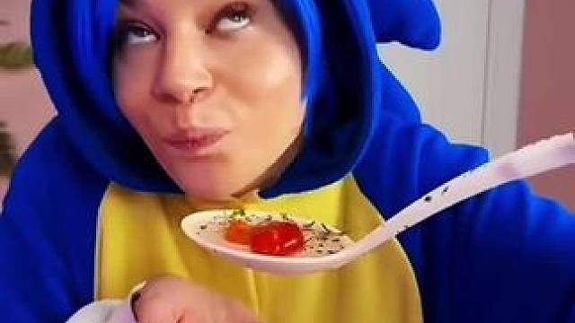 在泡脚水里加调料，最后居然吃的津津有味！ #看一遍笑一遍 #这操作都看傻了 #哈哈哈皮一下 #老外都