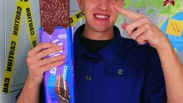 用妙计互换保安的巧克力，这招数简直太牛了！ #哈哈哈哈娱乐一下 #老外真会