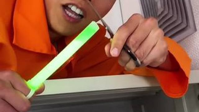 用荧光棒液体开密码锁，这招数简直太厉害了！ #看一遍笑一遍 #哈哈哈哈娱乐一下 #哈哈哈皮一下 #内