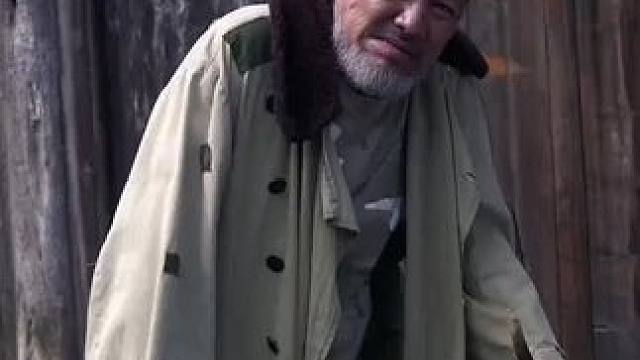 这个大爷必是痴情人