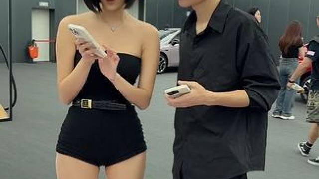 车模程儿认真工作中