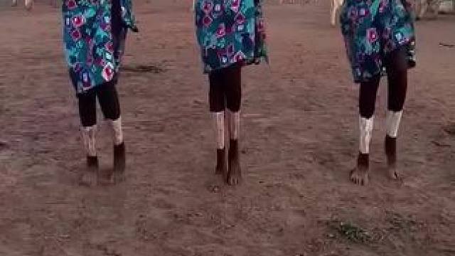 大家一起来嗨皮
#跟着节奏走起来就是景颇舞步 #优美的舞姿伴随着动人的旋律让人陶醉 #了解不一样的异