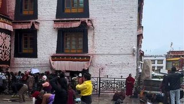 在西藏有一种信仰，叫 “一生朝拜”也许她们一无所有，但他们精神世界却是富有的，愿刷到这条视频的朋友平