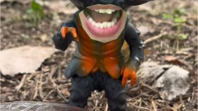 小东东今天发现一瓶饮料幸好没有喝#童年玩具 #看一遍笑一遍 ##意想不到的结局