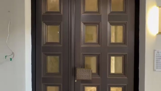 一道神秘而璀璨的门户悄然浮现，那便是系统门