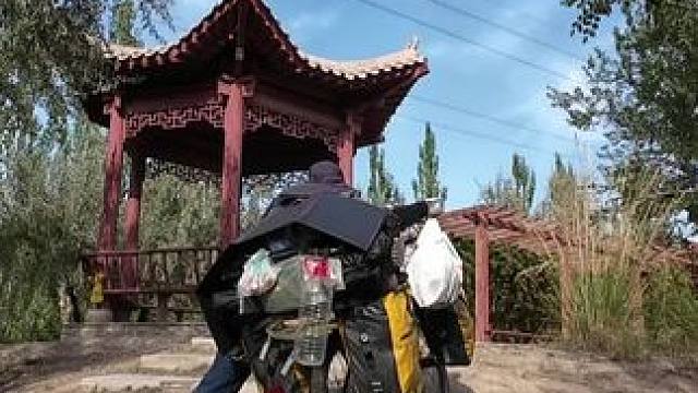 骑行到嘉峪关，这里遍地洋葱随手捡个晚上路边亭子麻辣香锅搞起来 #骑行vlog #户外生活 #长途骑行