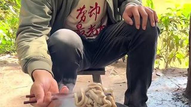 #我的乡村生活 #记录我的乡村生活日常 蒜香肥肠太香了吃的太过瘾了