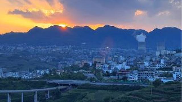 不知是这个季节忽然让人情绪低落，还是原本心里就藏写许多部尽人意的事，倘若秋风知我意，可否散我心中意难