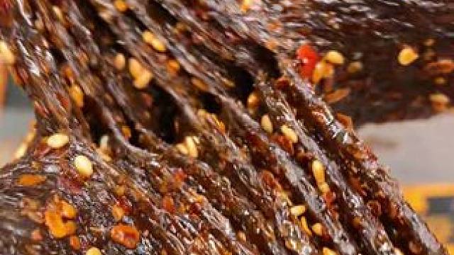 吃起来麻麻辣辣的，一口下去满嘴爆汁，嚼劲十足，太上头了#辣条 #零食推荐 #追剧小零食