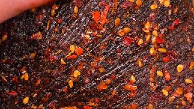 吃起来又麻又辣，一口下去嚼劲十足，满嘴爆汁，是真的香#好吃到停不下来 #零食推荐 #辣条