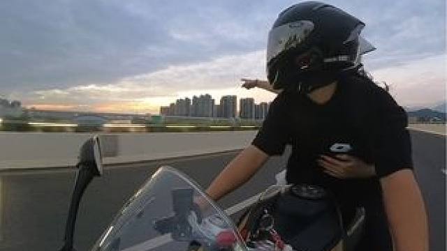 不是每个日落都好看 只是刚刚好跟你在一起 看的每一场日落都好看#机车 #情侣 #赛550s #恋爱戴