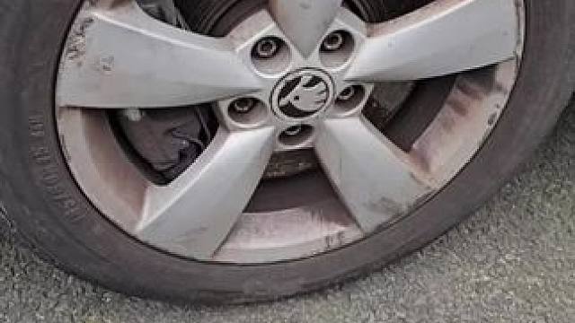 刹车产生的铁粉会吸附在轮毂上，要及时清理，不然会氧化轮毂 #汽车好物 #清洗轮毂