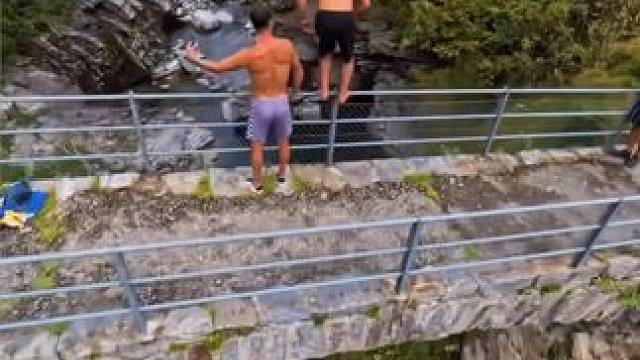 如果给你一百万敢不敢上去试试？#危险动作请勿模仿 #极限运动#户外跳水