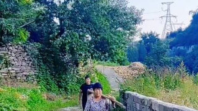 #农村生活 #老家在山区#大美章丘官庄篇（1145）西周峪村，去坡里干活的乡亲。
