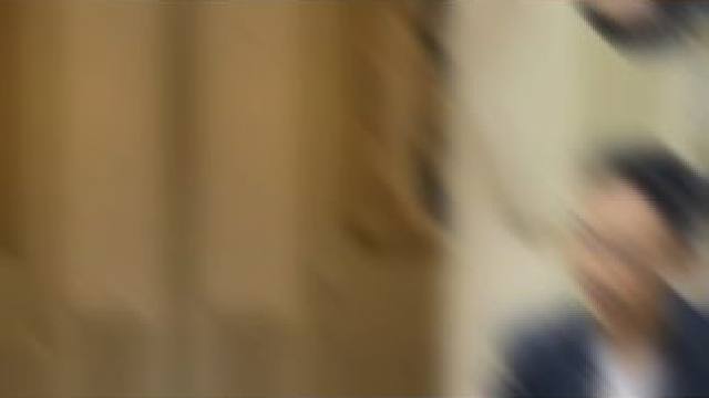 华为终端李小龙谈三折叠，设计超细致，女生穿戴美甲怎么打开   #华为三折叠手机内部结构 #华为三折叠