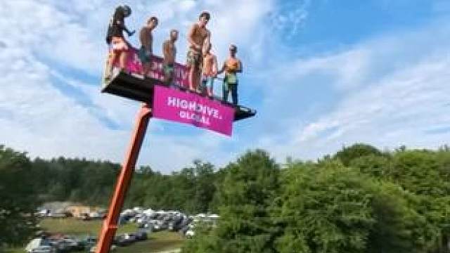 如果给你一百万敢不敢上去试试？#危险动作请勿模仿 #极限运动#户外跳水