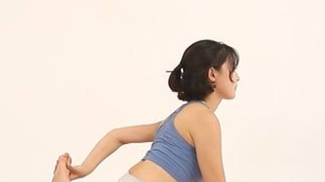 零基础学瑜伽：蜥蜴式变体 零基础学瑜伽：
几天展示的是蜥蜴式的变体，它通过扭转上半身，进一步的拉伸身