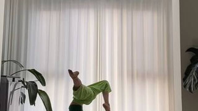 空气中有了桂花香的味道，一阵风出来 这味道愈浓  使人沉醉
#秋#桂花开了#瑜伽#前臂倒立#前臂蝎子