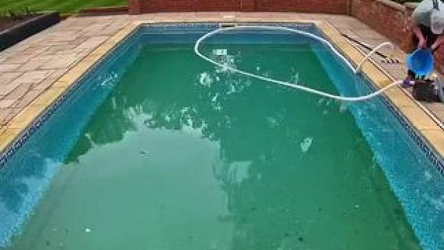 清洗泳池来了#dou上热门 #专业的事情交给专业人去做 #舒服又解压 #解压 #dou来休息一下