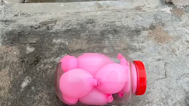 楼梯滚瓶子爆破解压时刻