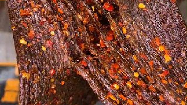 一口下去麻麻辣辣的满嘴爆汁，嚼劲十足，是真的过瘾#辣条 #零食推荐 #好吃到停不下来