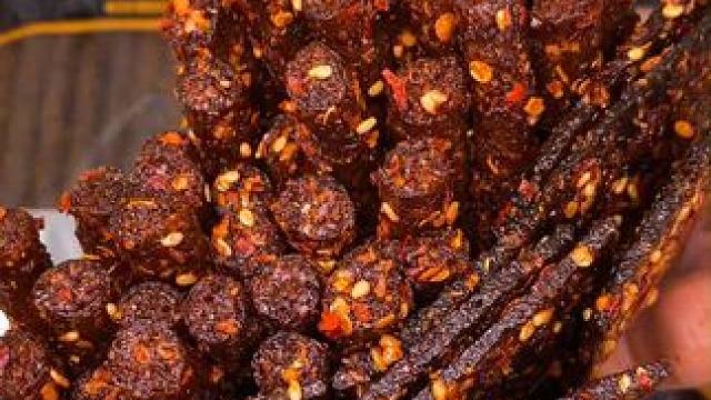 吃起来又麻又辣，一口下去嚼劲十足，满嘴爆汁，是真的香#好吃到停不下来 #追剧小零食 #零食推荐