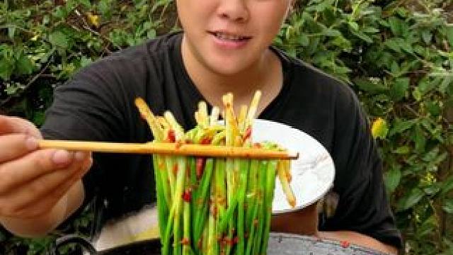 酸辣火锅配着小葱也太好吃了 #美食 #农村生活 #火锅 #美食分享