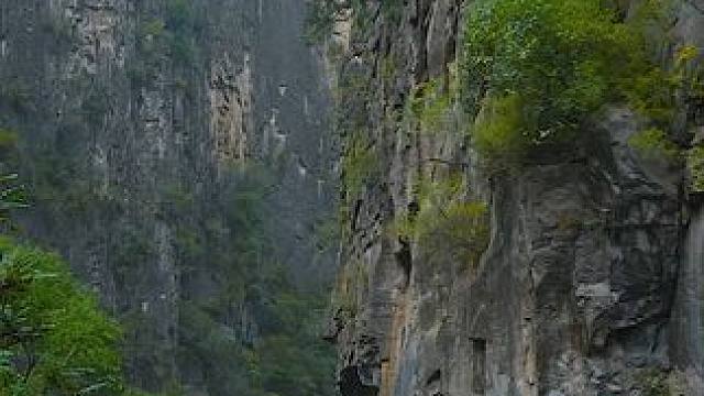 修路中的山西壶关县省道327公路沿途太行山大峡谷景色 目前大的维修扩路工程基本结束，不过还有不少地方