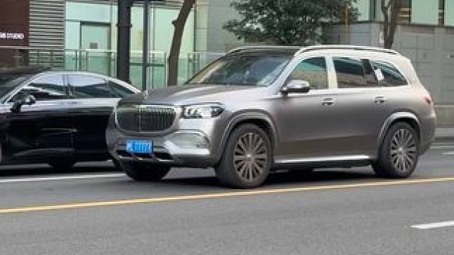 上海顶级高富帅开沪牌五个7迈巴赫GLS出街，这块牌照应该比车贵了吧？#迈巴赫GLS #d