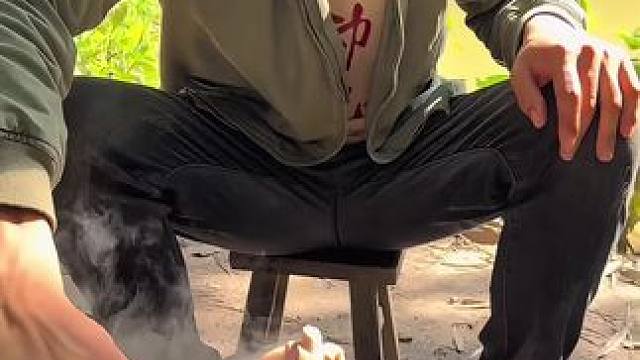 #我的乡村生活 #农村美食 #丰收时节来一场乡村游吧 腊肉炒韭菜香的很啊