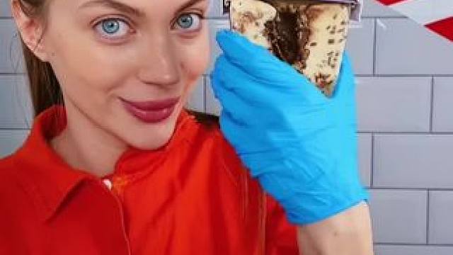 把保安的雪糕一分为二，这招数简直太厉害了！ #看一遍笑一遍 #意想不到的结局 #这操作都看傻了 #万