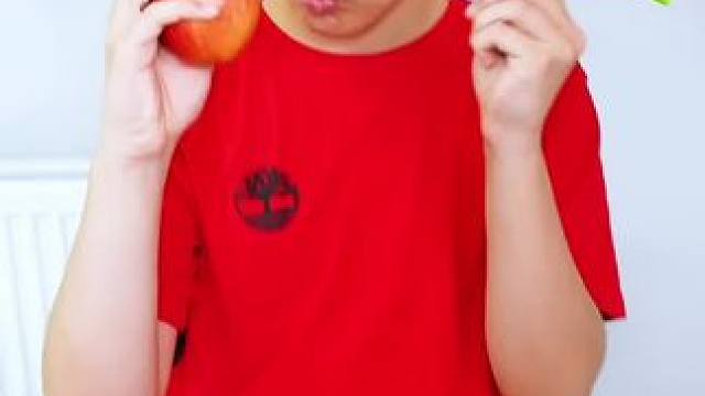 用细管除去水果里的虫子，这操作简直太牛了！ #逗你一笑烦恼忘掉 #这操作都看傻了 #内马尔终于记起抖