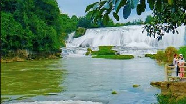 黄果树瀑布是大自然的杰作，只有身临其境，才能全方位感受它无以伦比的壮丽。