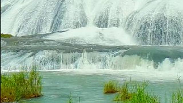 黄果树瀑布，如一幅流动的山水画，诉说着大自然的传奇。