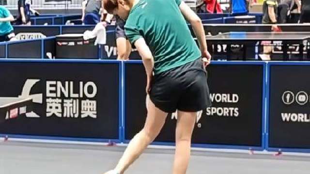王曼昱WTT首战，女单首战即内战，两位运动员都加油，一起呈现最好的比赛！赛前王曼昱热身中，腿上应该是