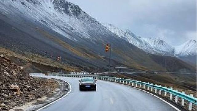 别等待，别遗憾，去经历，无需畏惧。因为这世界，我们只来一次。
#有一种美叫新疆的秋天#独库公路 #总