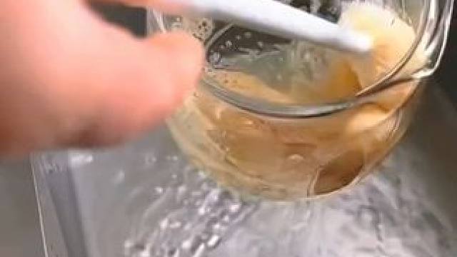 这个长柄杯刷家里得备一个，刷头柔软是可弯曲的，各种杯口杯底边边角角都可以刷干净#杯刷  #长柄杯刷推