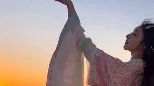 落霞与孤鹜齐飞，秋水共长天一色～#汉服 #仙气飘飘 #神仙图