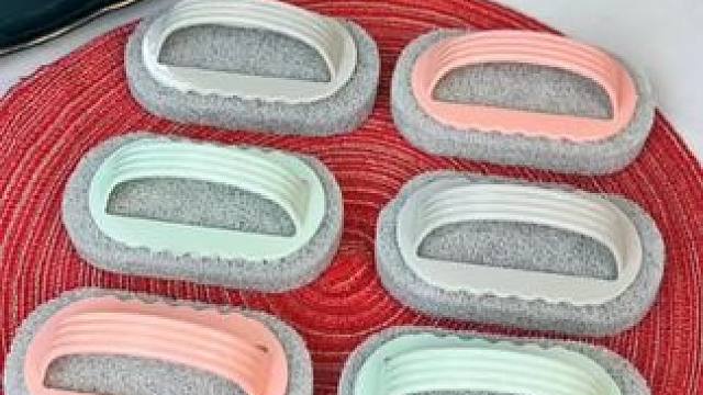 这个带手柄的海绵#清洁刷 玻璃浴室瓷砖地板都可以刷，不伤手，好用干净不留划痕#瓷砖清洁刷  #刷子 